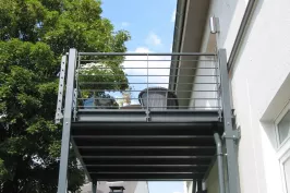 p_d1_Metallumbalkon_mit_Gelaender_auf_Kundenwunsch
